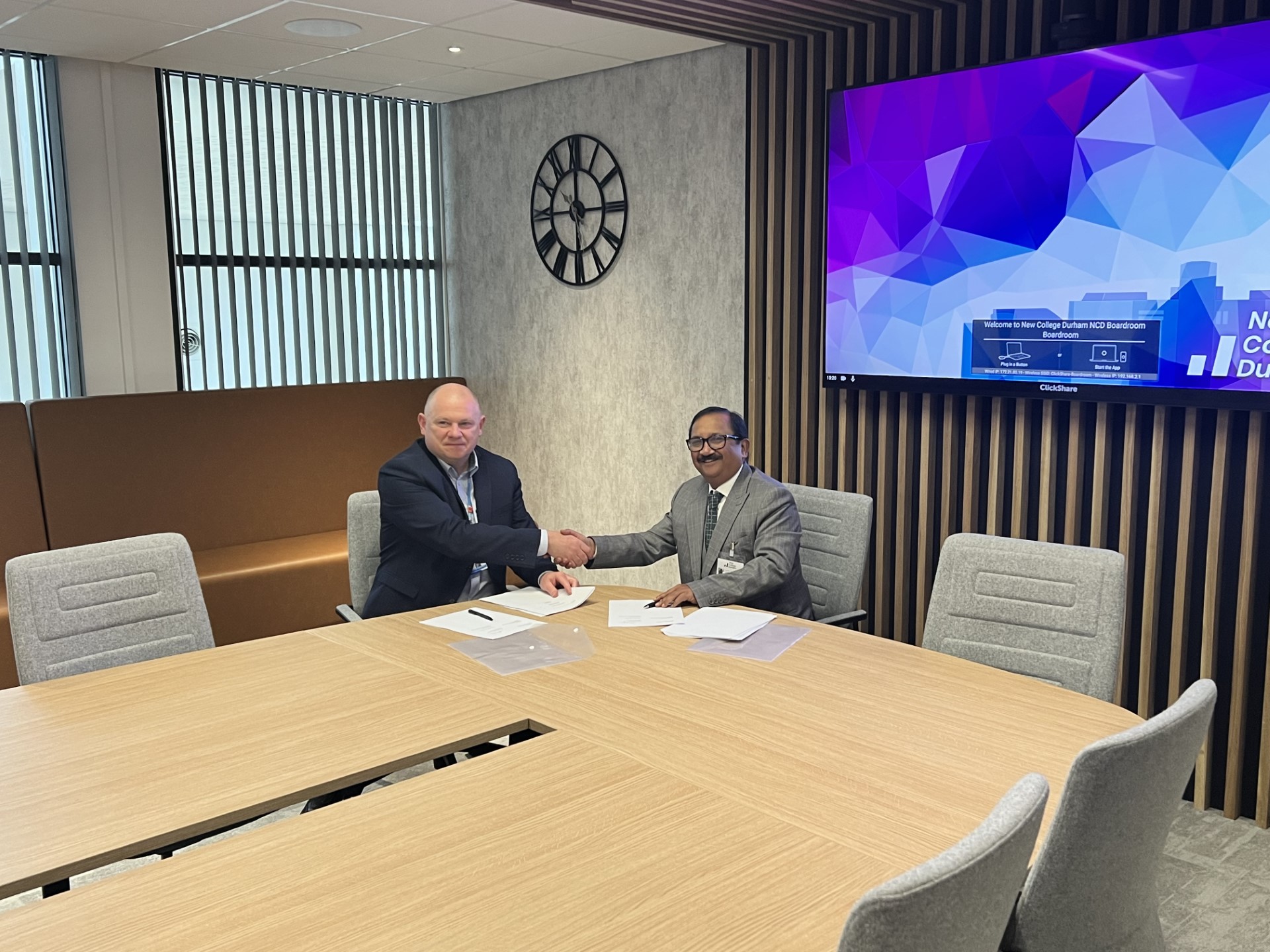 Andy Broadbent, Principal and CEO of New 榴莲视频APP官网 Durham, and Dr Padmesh Gupta, Managing Director of Oxford Business 榴莲视频APP官网, seal the new partnership